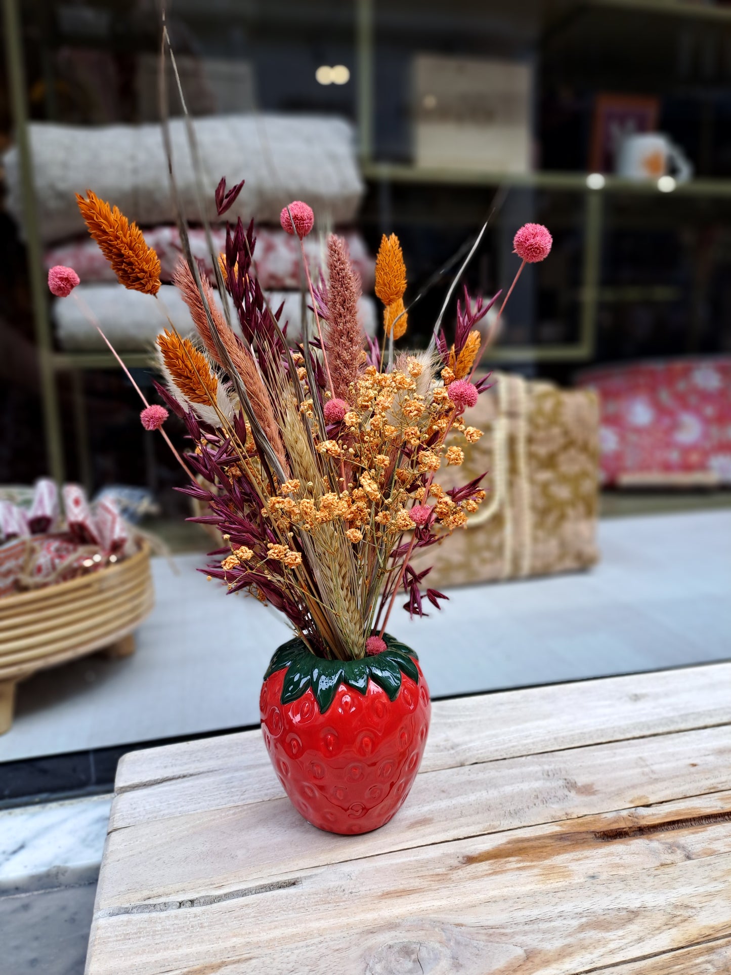 Aardbeien vaas met droogbloemen
