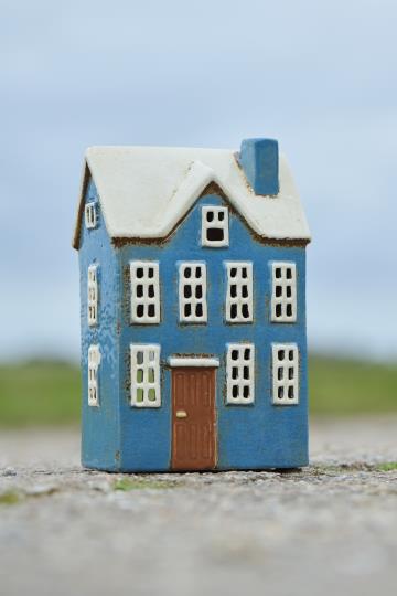 IB Laursen huisje blauw met bruine deur