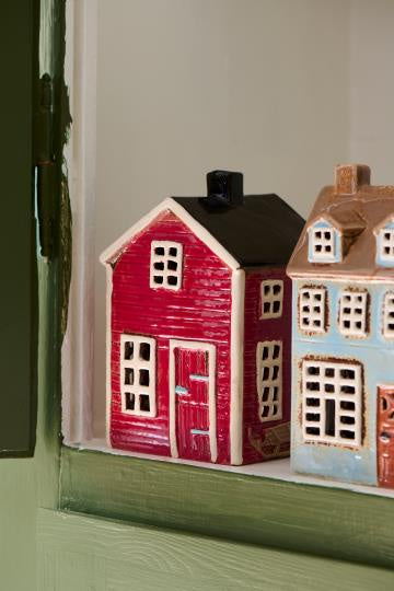Ib Laursen huisje rood, met zwart dak