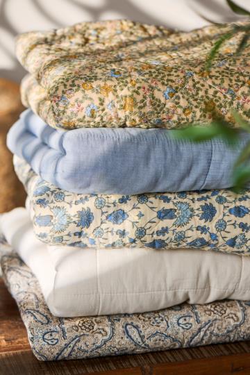 Ib Laursen quilt geel met blauwe bloemen