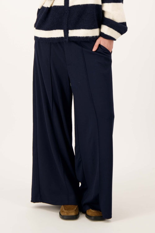 Zusss superstretch trousers with front pleat