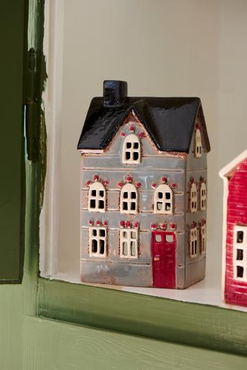 Ib Laursen huisje rode deur, zwart dakje