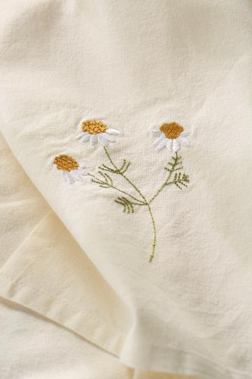 Ib Laursen theedoek geborduurde bloem geel