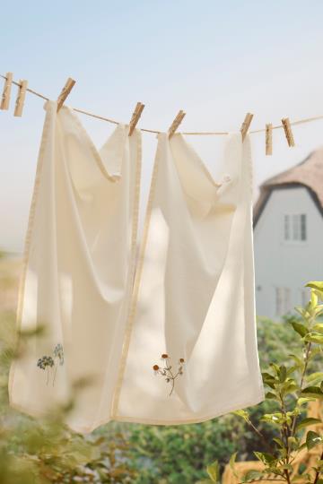 Ib Laursen theedoek geborduurde bloem blauw