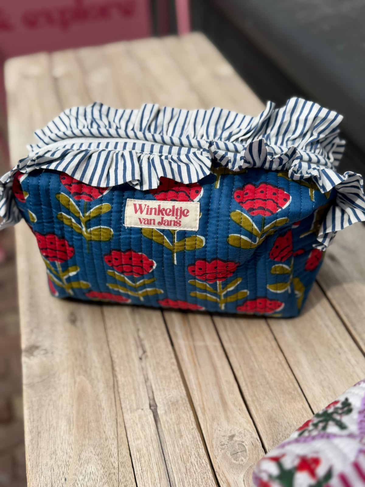 Toilettas blauw met rode bloemen