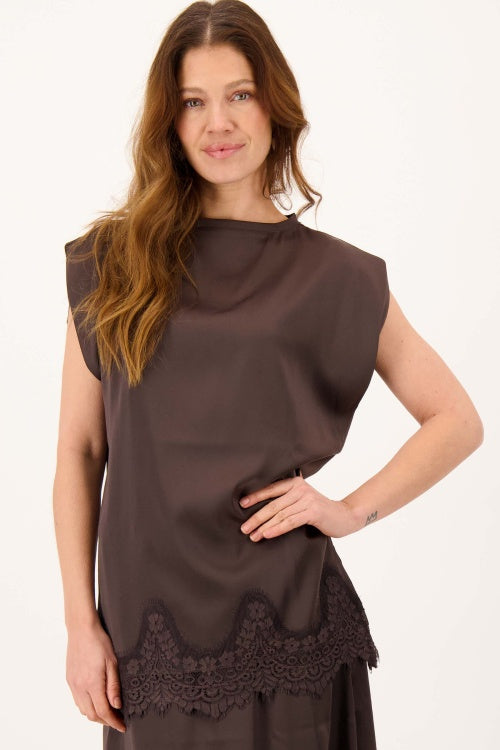 Zusss long satin sleeveless top with lace
