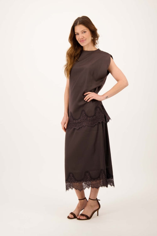 Zusss long satin sleeveless top with lace