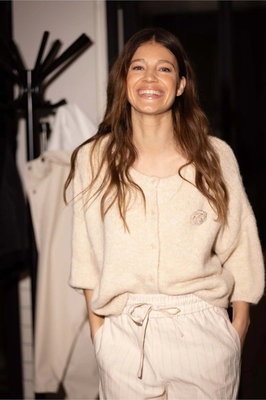 Zusss zacht basis vest met vleermuis mouwen en broche